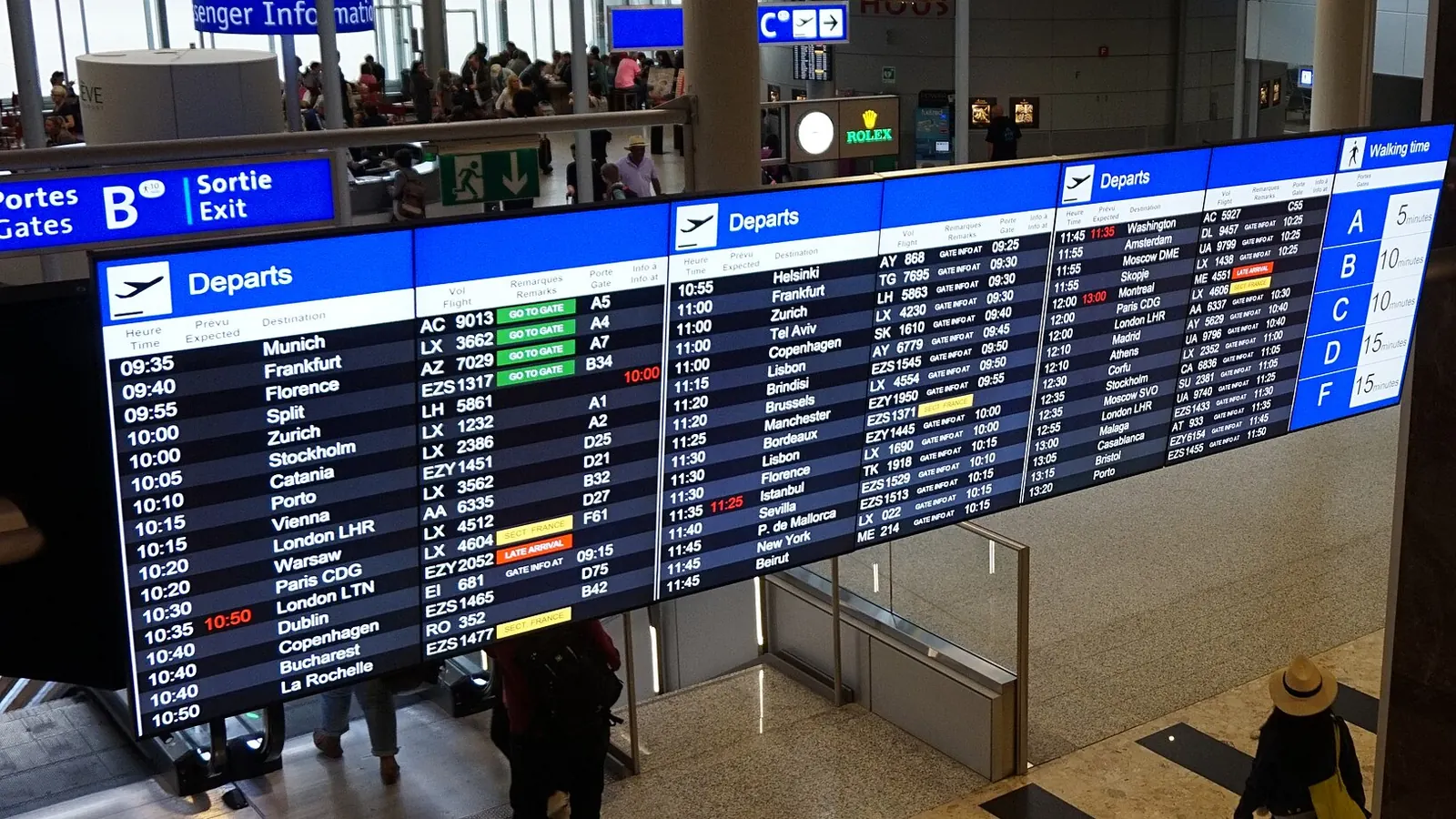 空港の出発案内板。便名や行き先、搭乗ゲートが並ぶ