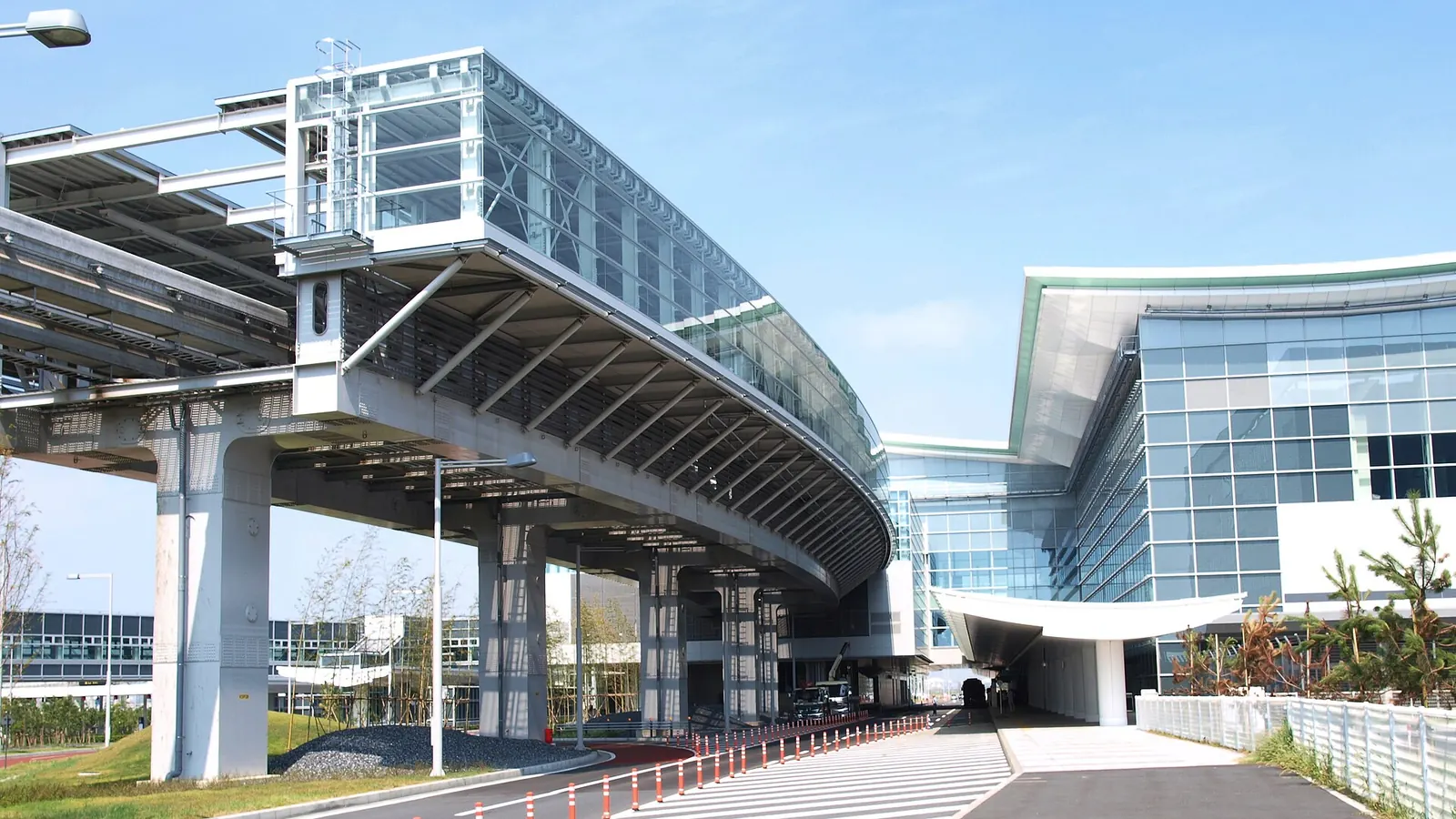 羽田空港の国際線ターミナルとモノレールの高架
