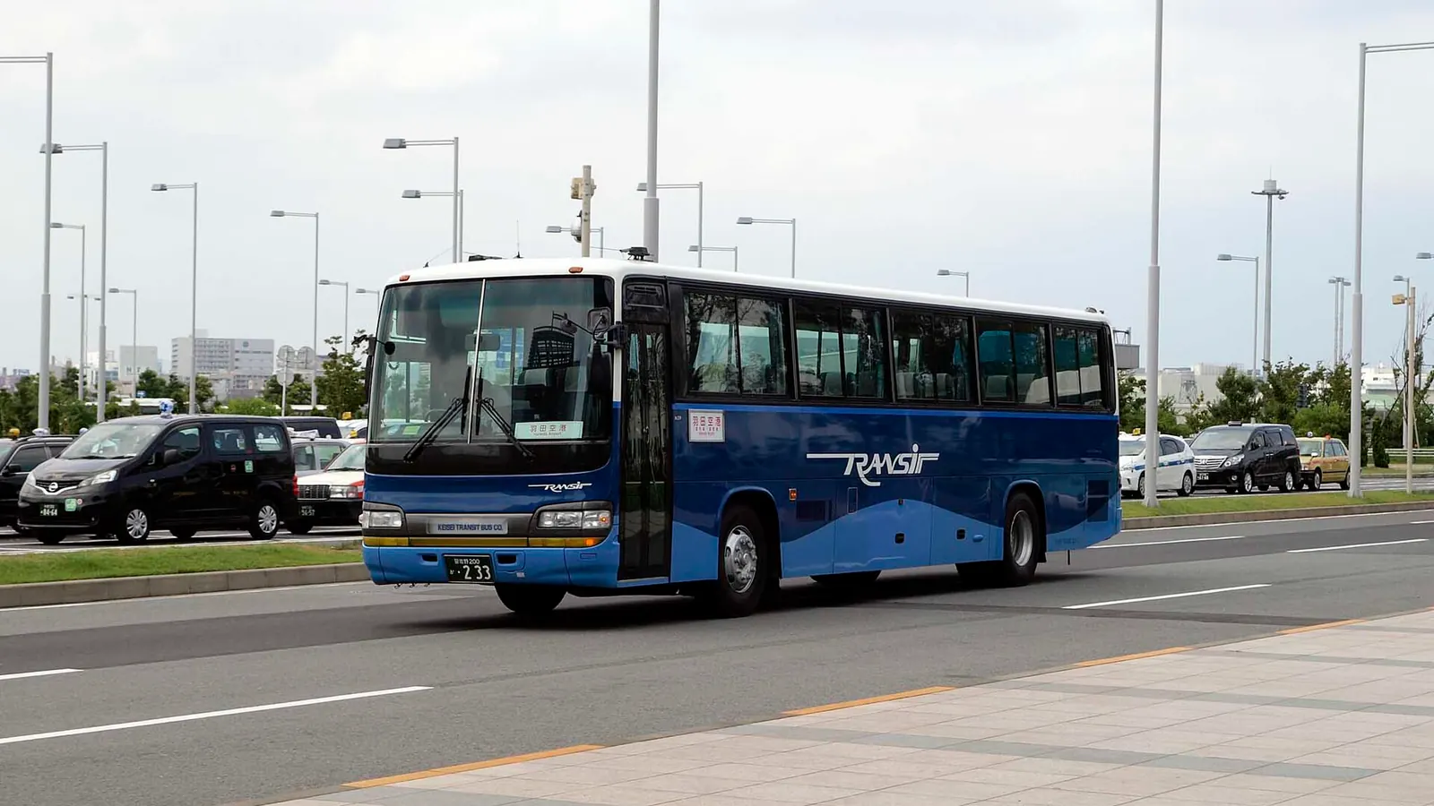 羽田空港行きのリムジンバスが道路を走る様子